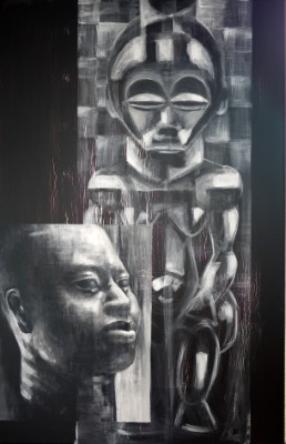 Acrylgemälde in schwarz-weissen Kontrasten mit der Darstellung eines afrikanischen Kopfes vor einer 
      geschnitzten Statue